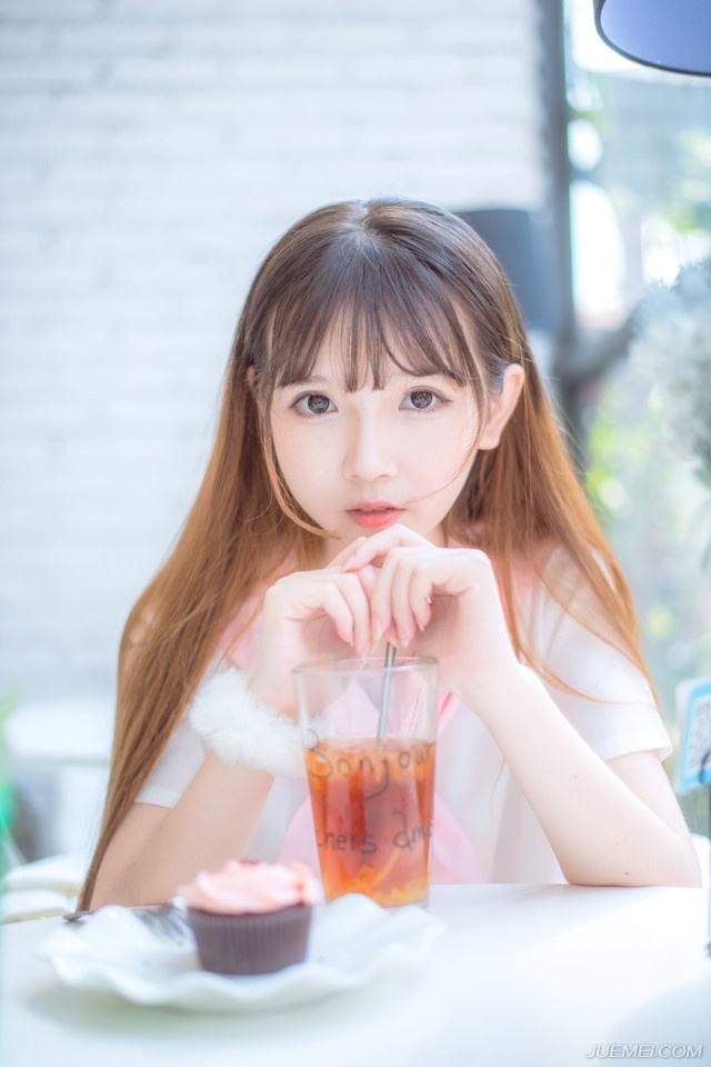 “之前那个想要抱我的人是怎么回事？”夜鹰冷漠的眸光扫过众人，冷然道：“他活着，为什么没人死？”